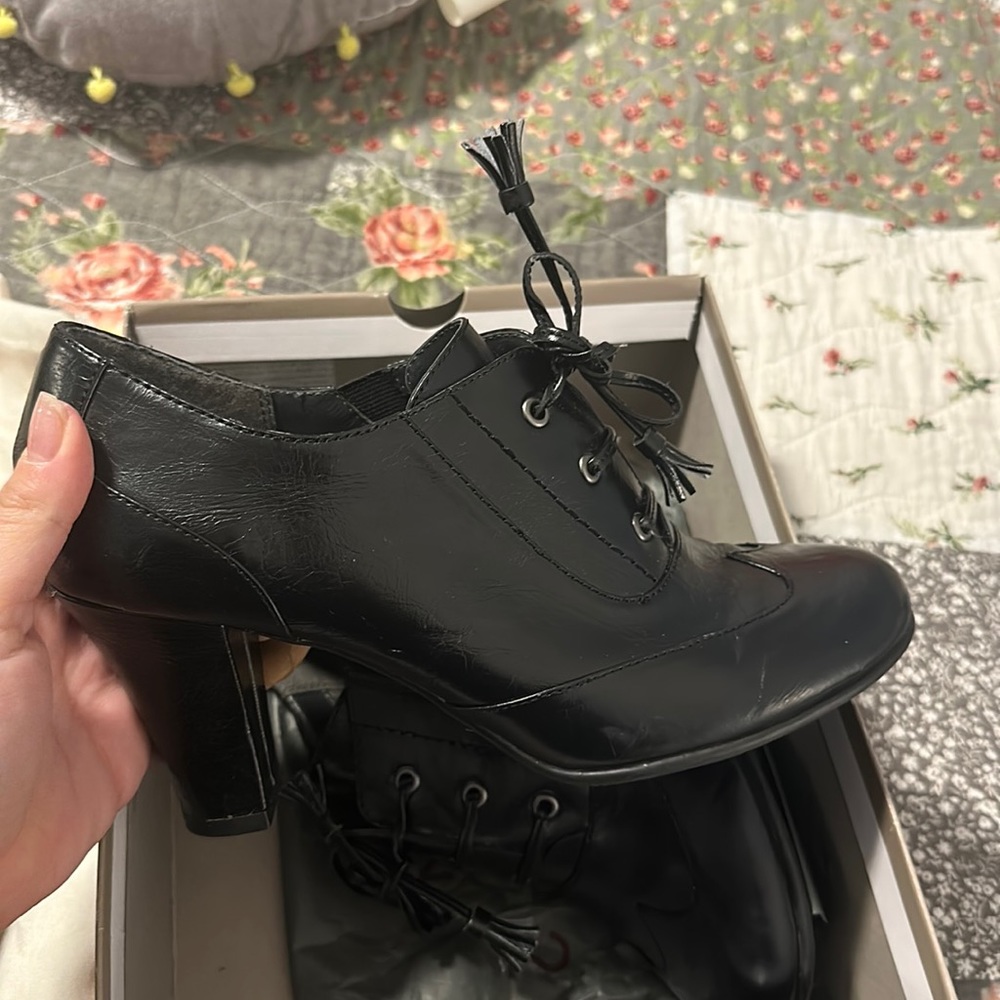 Black heel lace up aerosoles